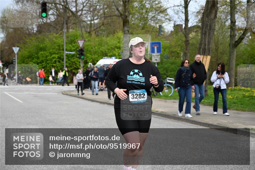 12.04.2026 - 45. Internationalen Wilhelmsburger Insellauf J. Mangold http://msf.ph/oto/9519967 12.04.2026 13:35:06 Ziel 2038, 4988, 4989, 3282, 4113 meine-sportfotos.de