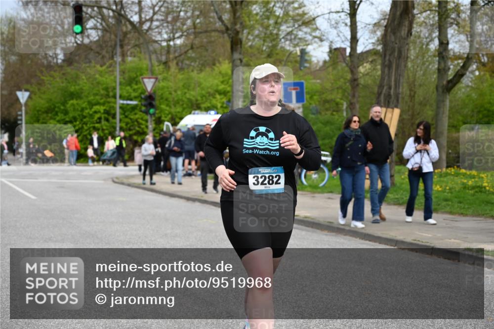 12.04.2026 - 45. Internationalen Wilhelmsburger Insellauf J. Mangold http://msf.ph/oto/9519968 12.04.2026 13:35:06 Ziel 2038, 4988, 4989, 3282, 4113 meine-sportfotos.de