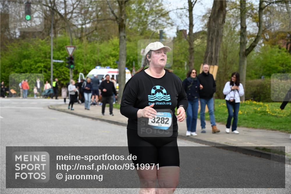 12.04.2026 - 45. Internationalen Wilhelmsburger Insellauf J. Mangold http://msf.ph/oto/9519971 12.04.2026 13:35:06 Ziel 2038, 4988, 4989, 3282, 4113 meine-sportfotos.de