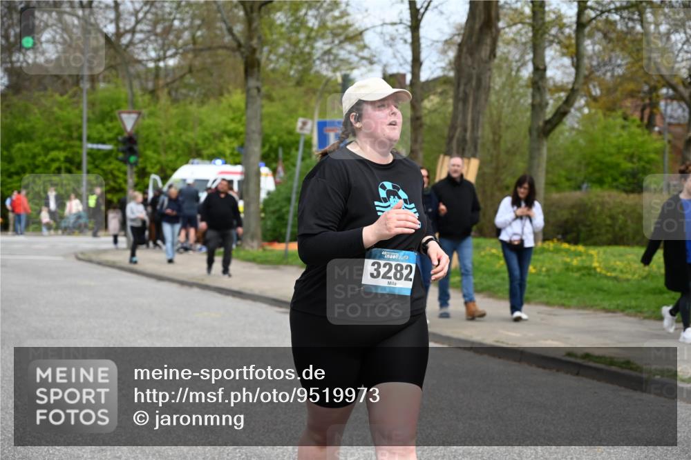 12.04.2026 - 45. Internationalen Wilhelmsburger Insellauf J. Mangold http://msf.ph/oto/9519973 12.04.2026 13:35:07 Ziel 2038, 4988, 4989, 3282, 4113 meine-sportfotos.de