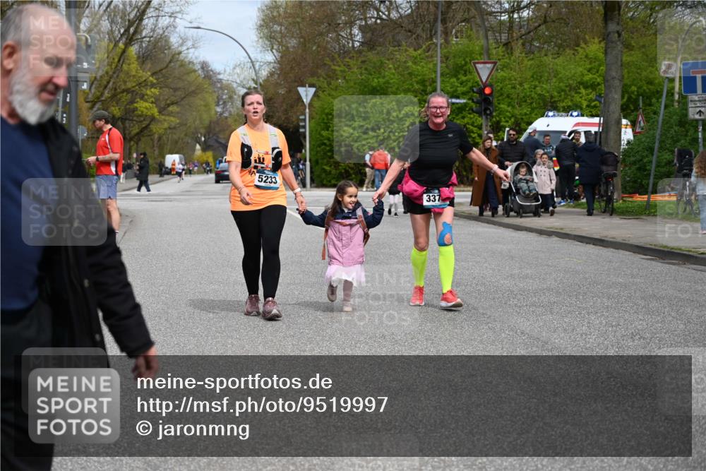 12.04.2026 - 45. Internationalen Wilhelmsburger Insellauf J. Mangold http://msf.ph/oto/9519997 12.04.2026 13:35:38 Ziel 3282, 4113, 5233, 3376 meine-sportfotos.de