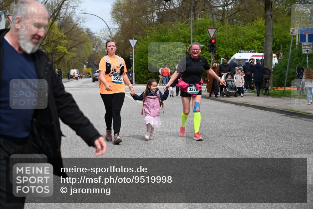12.04.2026 - 45. Internationalen Wilhelmsburger Insellauf J. Mangold http://msf.ph/oto/9519998 12.04.2026 13:35:38 Ziel 3282, 4113, 5233, 3376 meine-sportfotos.de