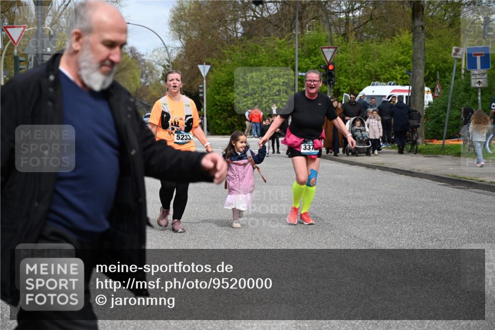 12.04.2026 - 45. Internationalen Wilhelmsburger Insellauf J. Mangold http://msf.ph/oto/9520000 12.04.2026 13:35:38 Ziel 3282, 4113, 5233, 3376 meine-sportfotos.de