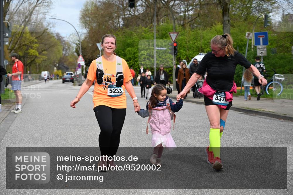 12.04.2026 - 45. Internationalen Wilhelmsburger Insellauf J. Mangold http://msf.ph/oto/9520002 12.04.2026 13:35:39 Ziel 3282, 4113, 5233, 3376 meine-sportfotos.de
