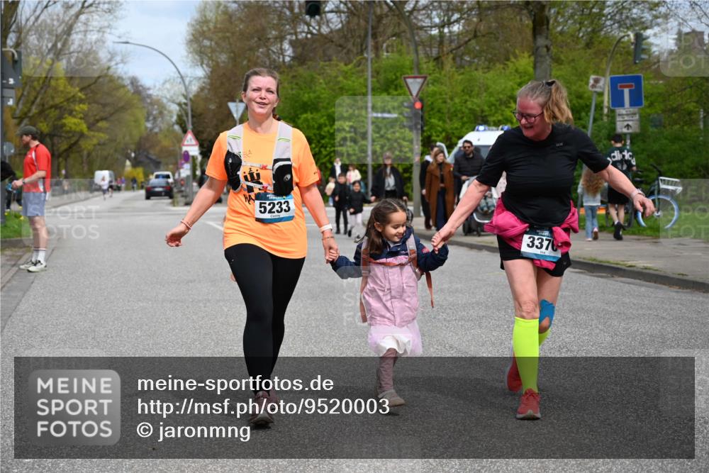 12.04.2026 - 45. Internationalen Wilhelmsburger Insellauf J. Mangold http://msf.ph/oto/9520003 12.04.2026 13:35:39 Ziel 3282, 4113, 5233, 3376 meine-sportfotos.de