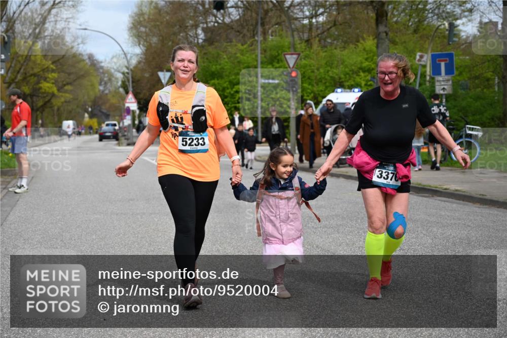 12.04.2026 - 45. Internationalen Wilhelmsburger Insellauf J. Mangold http://msf.ph/oto/9520004 12.04.2026 13:35:40 Ziel 3282, 4113, 5233, 3376 meine-sportfotos.de