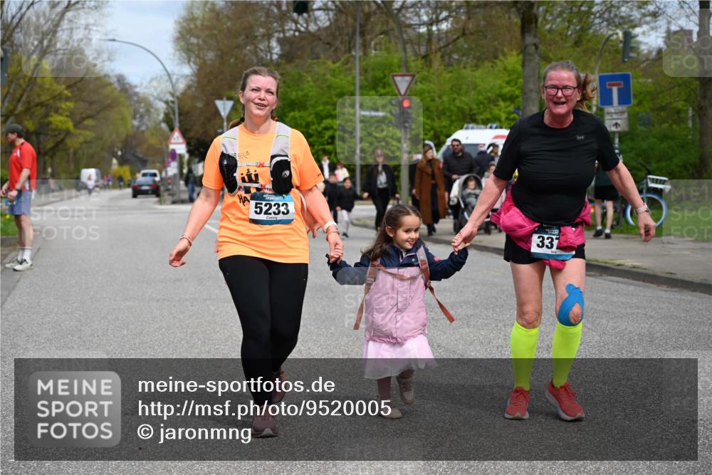 12.04.2026 - 45. Internationalen Wilhelmsburger Insellauf J. Mangold http://msf.ph/oto/9520005 12.04.2026 13:35:40 Ziel 3282, 4113, 5233, 3376 meine-sportfotos.de