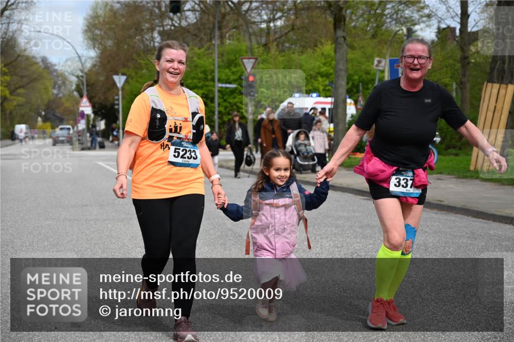 12.04.2026 - 45. Internationalen Wilhelmsburger Insellauf J. Mangold http://msf.ph/oto/9520009 12.04.2026 13:35:40 Ziel 3282, 4113, 5233, 3376 meine-sportfotos.de