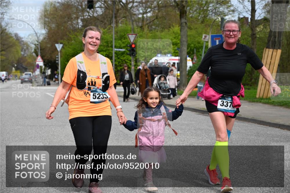 12.04.2026 - 45. Internationalen Wilhelmsburger Insellauf J. Mangold http://msf.ph/oto/9520010 12.04.2026 13:35:40 Ziel 3282, 4113, 5233, 3376 meine-sportfotos.de