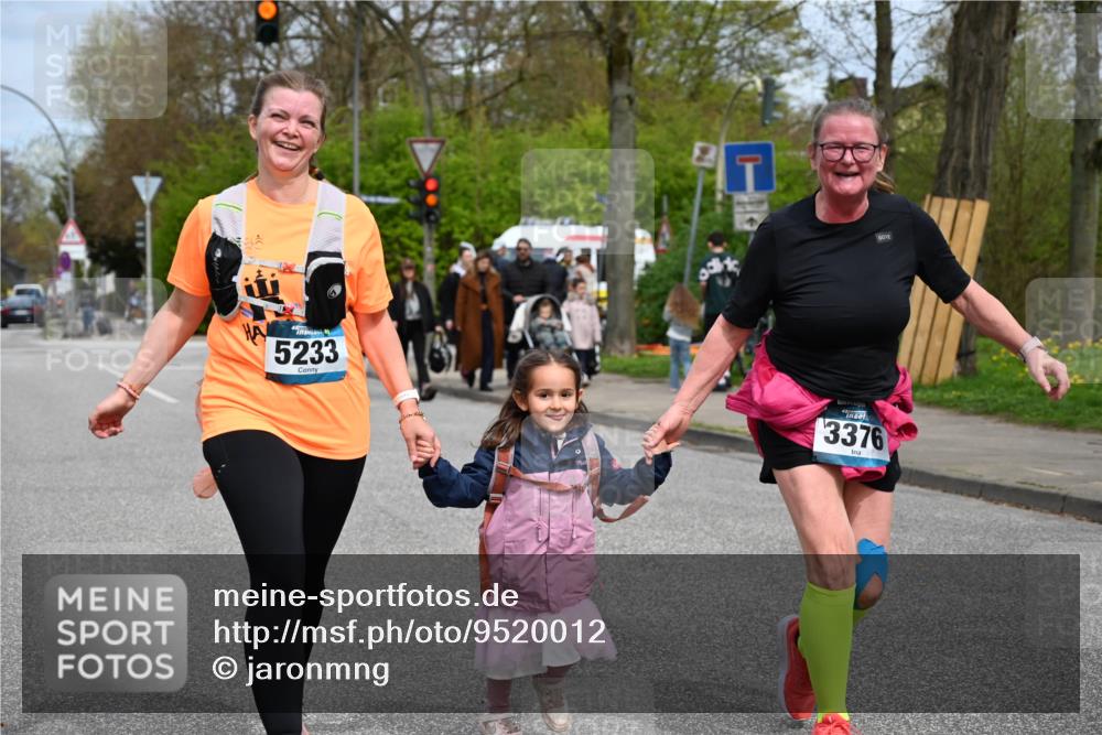 12.04.2026 - 45. Internationalen Wilhelmsburger Insellauf J. Mangold http://msf.ph/oto/9520012 12.04.2026 13:35:40 Ziel 3282, 4113, 5233, 3376 meine-sportfotos.de