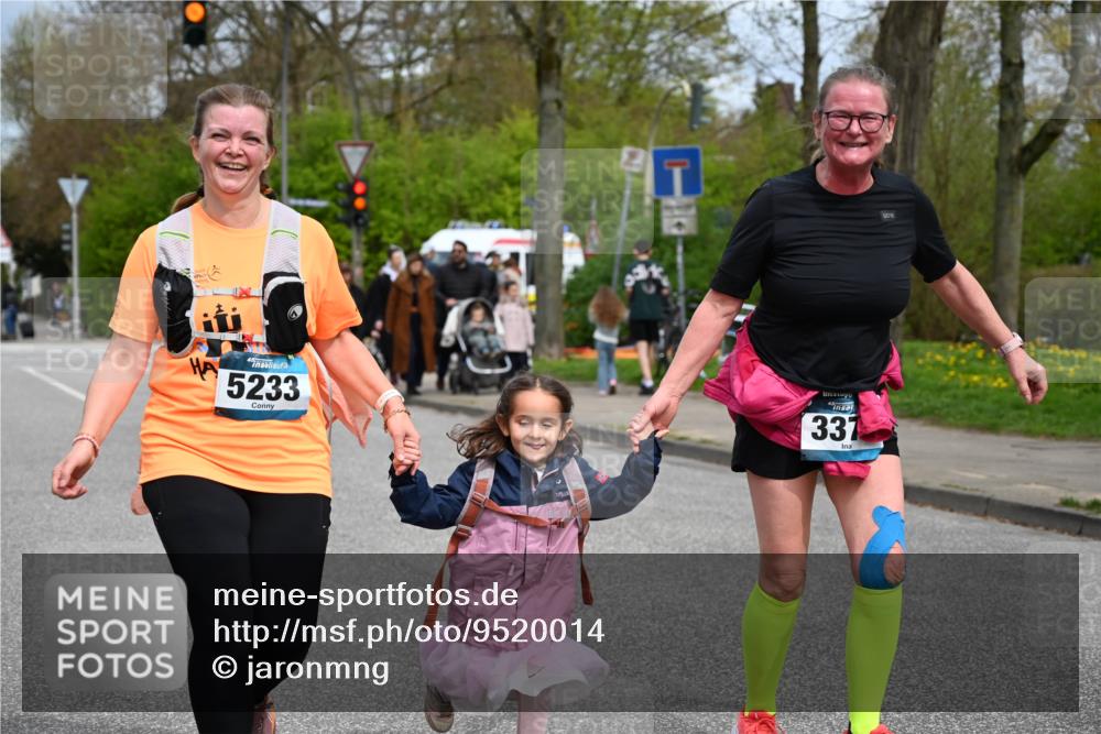 12.04.2026 - 45. Internationalen Wilhelmsburger Insellauf J. Mangold http://msf.ph/oto/9520014 12.04.2026 13:35:40 Ziel 3282, 4113, 5233, 3376 meine-sportfotos.de