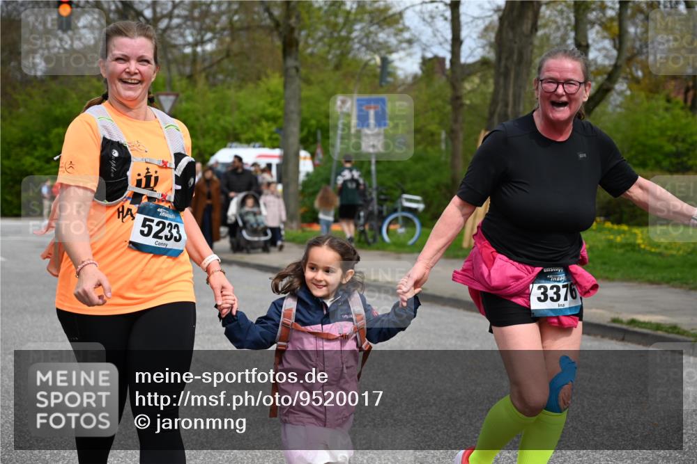 12.04.2026 - 45. Internationalen Wilhelmsburger Insellauf J. Mangold http://msf.ph/oto/9520017 12.04.2026 13:35:41 Ziel 3282, 4113, 5233, 3376 meine-sportfotos.de