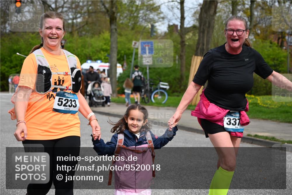 12.04.2026 - 45. Internationalen Wilhelmsburger Insellauf J. Mangold http://msf.ph/oto/9520018 12.04.2026 13:35:41 Ziel 3282, 4113, 5233, 3376 meine-sportfotos.de