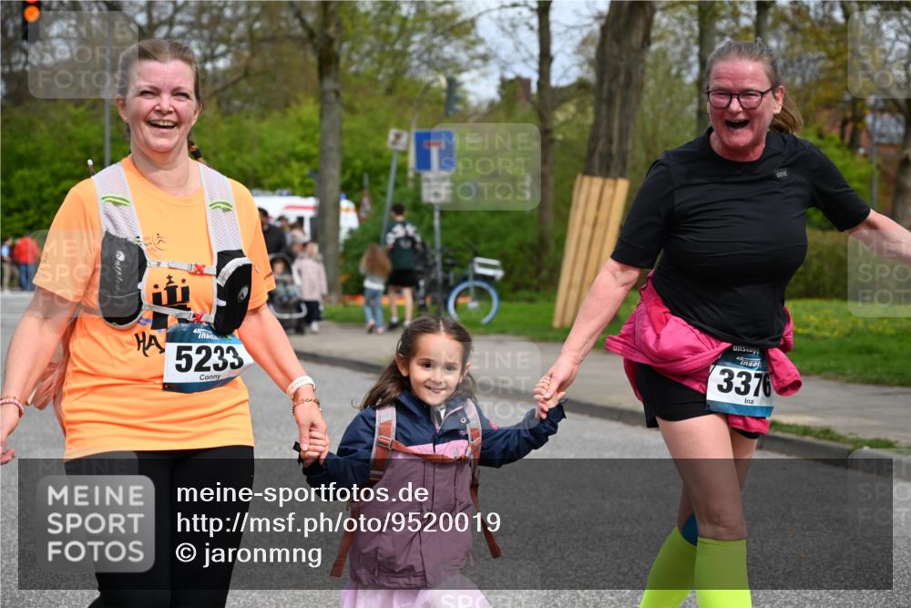 12.04.2026 - 45. Internationalen Wilhelmsburger Insellauf J. Mangold http://msf.ph/oto/9520019 12.04.2026 13:35:41 Ziel 3282, 4113, 5233, 3376 meine-sportfotos.de