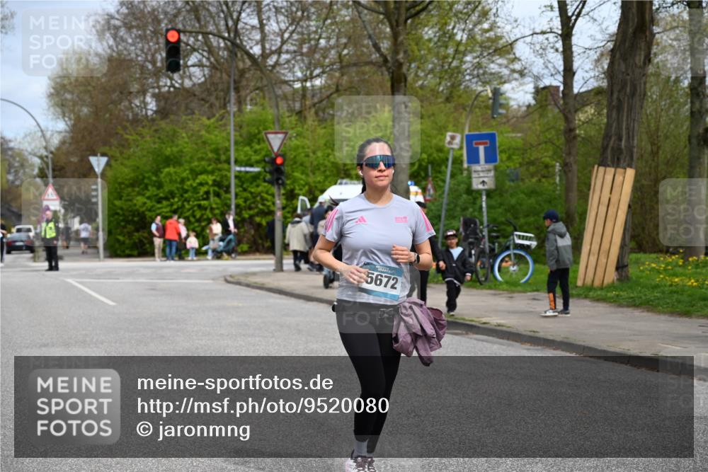 12.04.2026 - 45. Internationalen Wilhelmsburger Insellauf J. Mangold http://msf.ph/oto/9520080 12.04.2026 13:37:05 Ziel 3559, 5604, 3475, 5672 meine-sportfotos.de