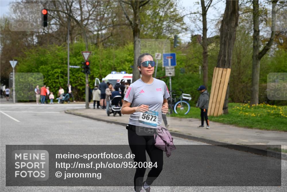 12.04.2026 - 45. Internationalen Wilhelmsburger Insellauf J. Mangold http://msf.ph/oto/9520084 12.04.2026 13:37:05 Ziel 3559, 5604, 3475, 5672 meine-sportfotos.de