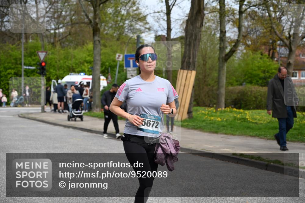 12.04.2026 - 45. Internationalen Wilhelmsburger Insellauf J. Mangold http://msf.ph/oto/9520089 12.04.2026 13:37:06 Ziel 3559, 5604, 3475, 5672 meine-sportfotos.de