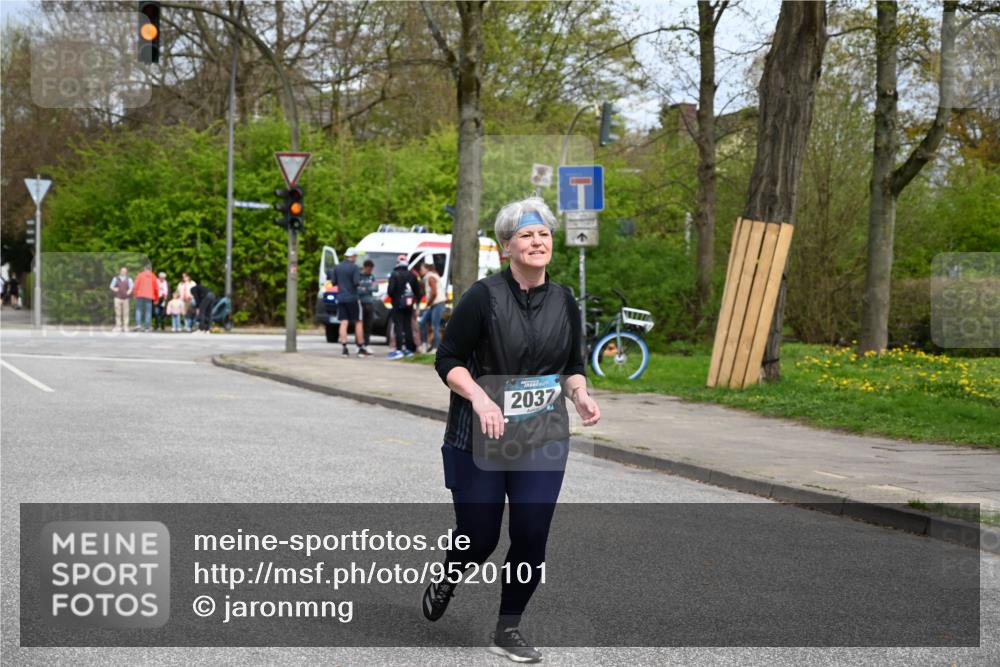 12.04.2026 - 45. Internationalen Wilhelmsburger Insellauf J. Mangold http://msf.ph/oto/9520101 12.04.2026 13:37:22 Ziel 3475, 5672, 2037 meine-sportfotos.de