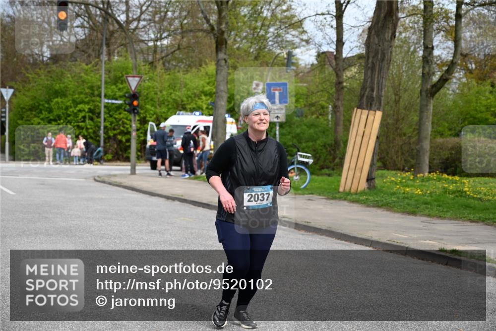 12.04.2026 - 45. Internationalen Wilhelmsburger Insellauf J. Mangold http://msf.ph/oto/9520102 12.04.2026 13:37:22 Ziel 3475, 5672, 2037 meine-sportfotos.de