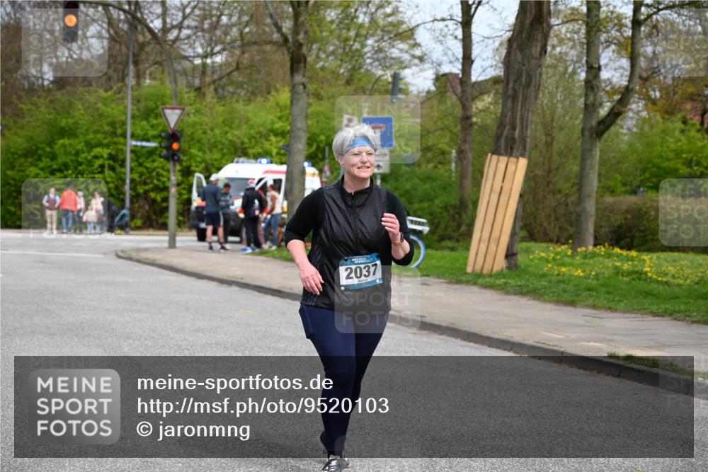 12.04.2026 - 45. Internationalen Wilhelmsburger Insellauf J. Mangold http://msf.ph/oto/9520103 12.04.2026 13:37:23 Ziel 3475, 5672, 5672, 2037 meine-sportfotos.de