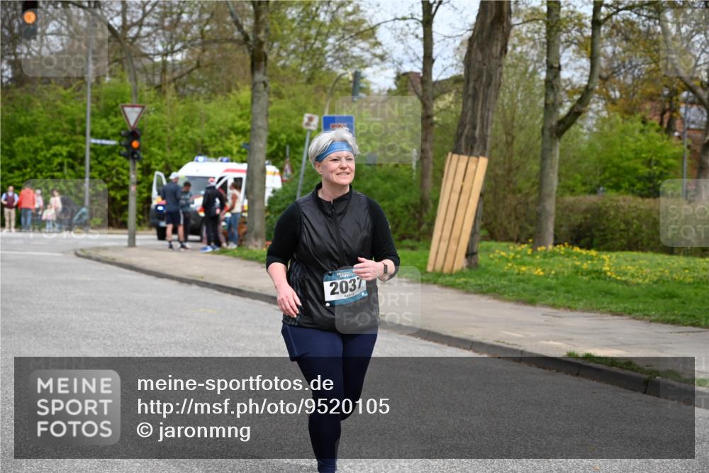 12.04.2026 - 45. Internationalen Wilhelmsburger Insellauf J. Mangold http://msf.ph/oto/9520105 12.04.2026 13:37:23 Ziel 3475, 5672, 5672, 2037 meine-sportfotos.de