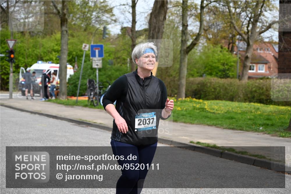 12.04.2026 - 45. Internationalen Wilhelmsburger Insellauf J. Mangold http://msf.ph/oto/9520111 12.04.2026 13:37:23 Ziel 3475, 5672, 5672, 2037 meine-sportfotos.de