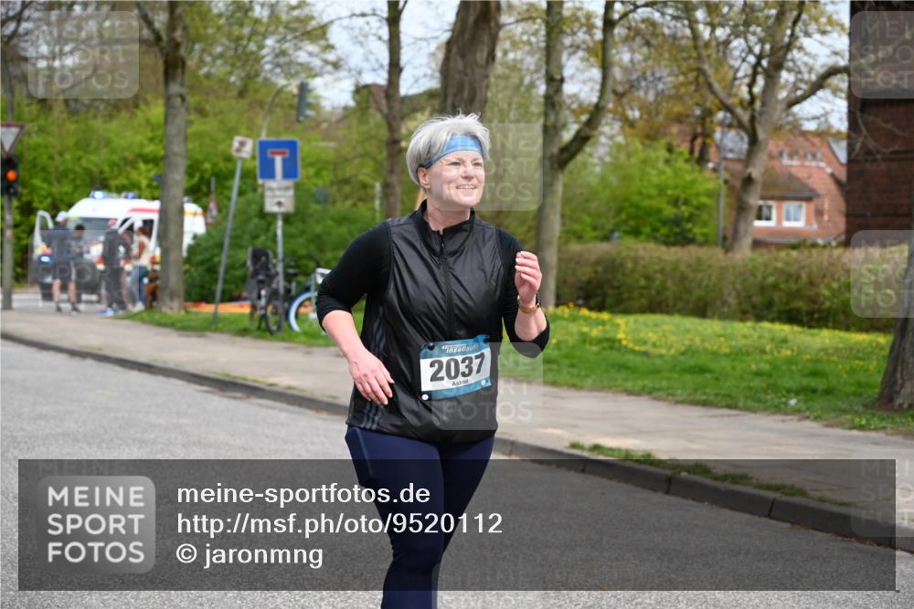 12.04.2026 - 45. Internationalen Wilhelmsburger Insellauf J. Mangold http://msf.ph/oto/9520112 12.04.2026 13:37:23 Ziel 3475, 5672, 5672, 2037 meine-sportfotos.de