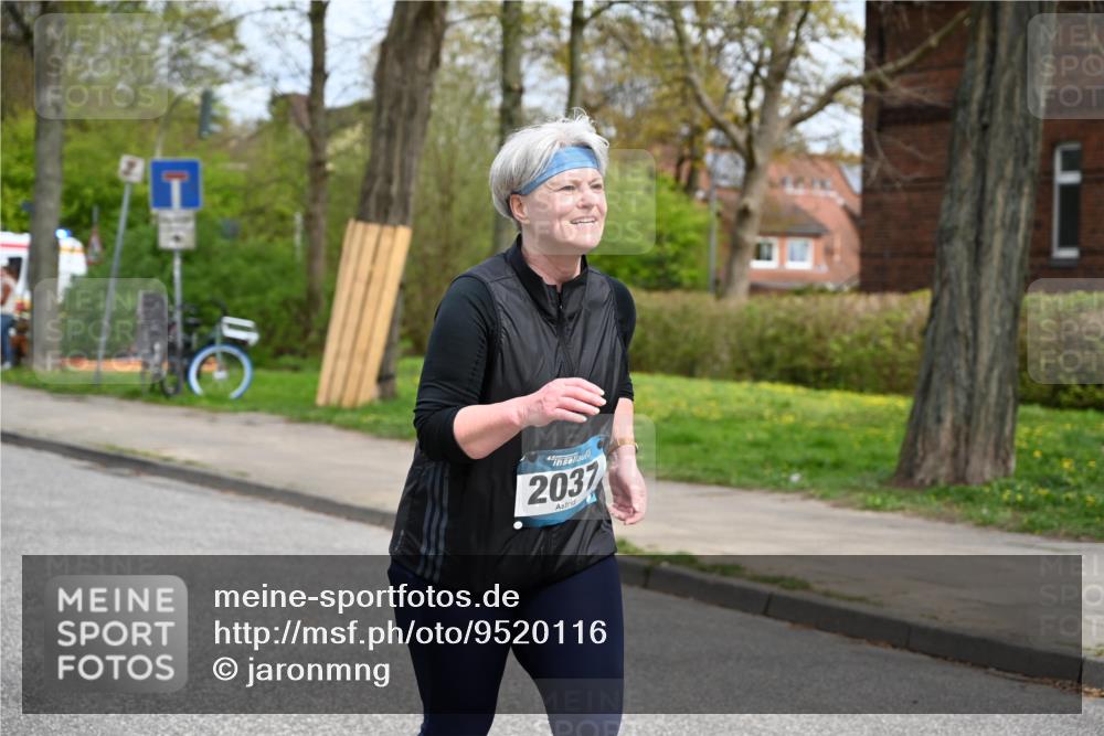 12.04.2026 - 45. Internationalen Wilhelmsburger Insellauf J. Mangold http://msf.ph/oto/9520116 12.04.2026 13:37:24 Ziel 3475, 5672, 2037 meine-sportfotos.de