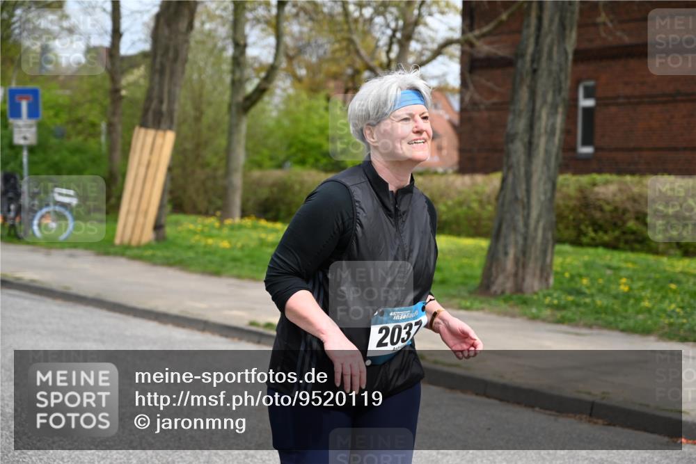 12.04.2026 - 45. Internationalen Wilhelmsburger Insellauf J. Mangold http://msf.ph/oto/9520119 12.04.2026 13:37:24 Ziel 3475, 5672, 2037 meine-sportfotos.de