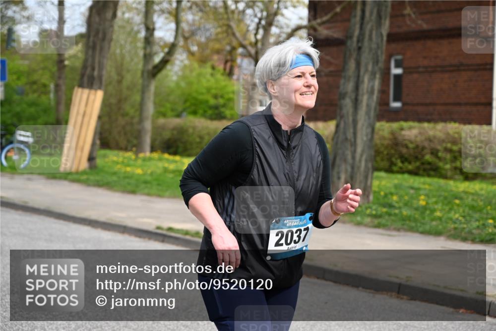 12.04.2026 - 45. Internationalen Wilhelmsburger Insellauf J. Mangold http://msf.ph/oto/9520120 12.04.2026 13:37:24 Ziel 3475, 5672, 2037 meine-sportfotos.de