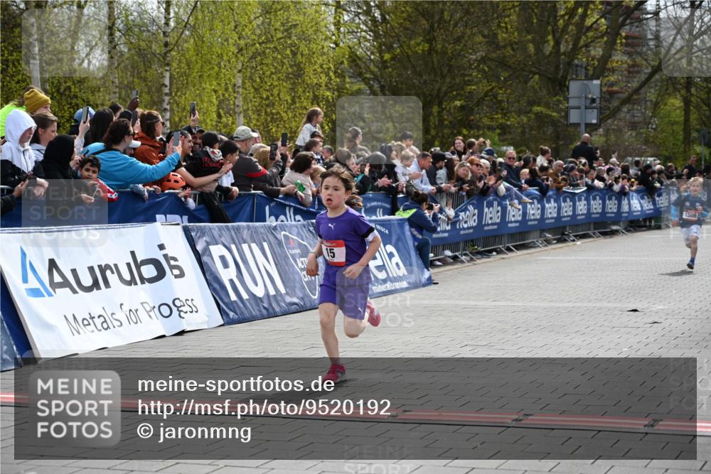 12.04.2026 - 45. Internationalen Wilhelmsburger Insellauf J. Mangold http://msf.ph/oto/9520192 12.04.2026 14:08:06 Ziel 15, 1508 meine-sportfotos.de