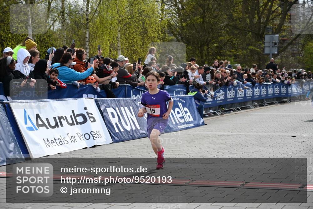 12.04.2026 - 45. Internationalen Wilhelmsburger Insellauf J. Mangold http://msf.ph/oto/9520193 12.04.2026 14:08:06 Ziel 15, 1508 meine-sportfotos.de
