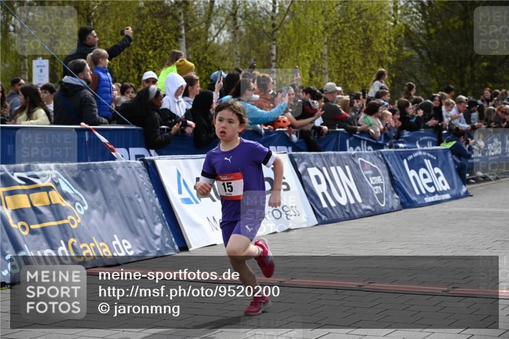 12.04.2026 - 45. Internationalen Wilhelmsburger Insellauf J. Mangold http://msf.ph/oto/9520200 12.04.2026 14:08:07 Ziel 15, 1508 meine-sportfotos.de