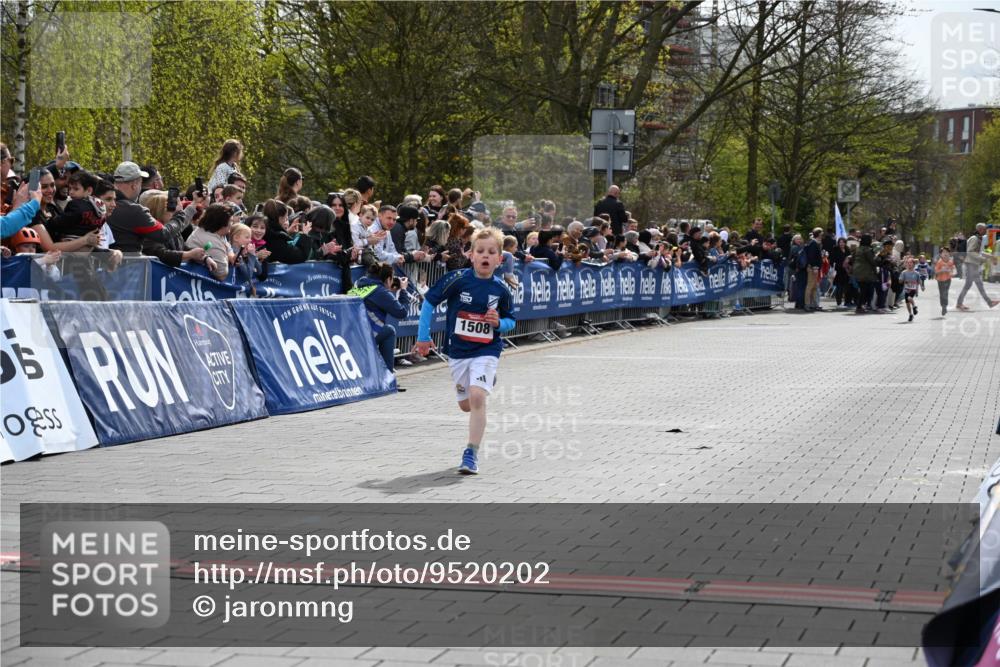 12.04.2026 - 45. Internationalen Wilhelmsburger Insellauf J. Mangold http://msf.ph/oto/9520202 12.04.2026 14:08:08 Ziel 15, 1508 meine-sportfotos.de
