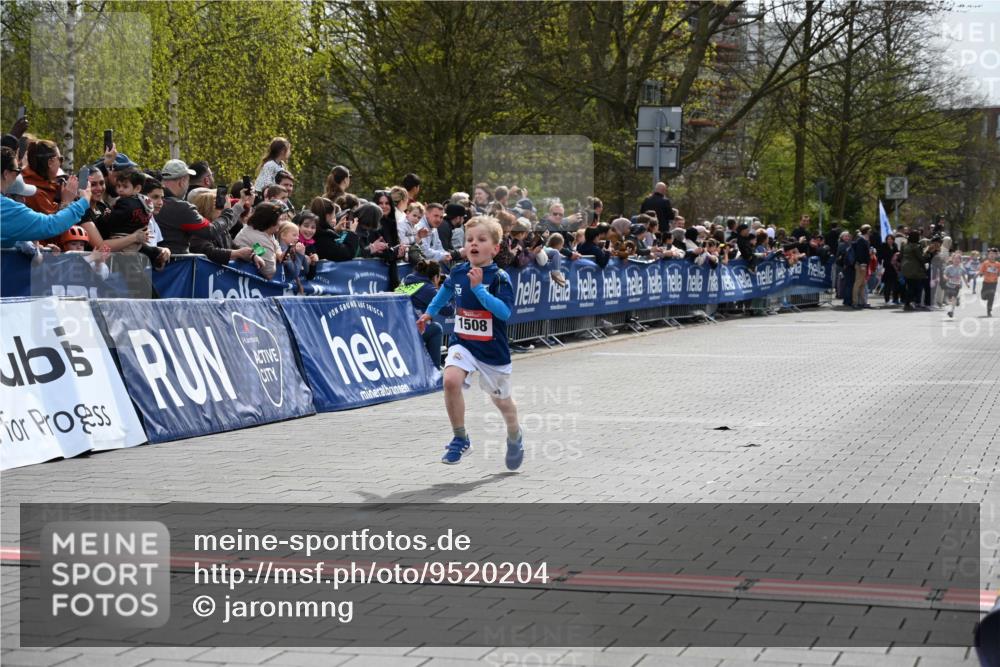 12.04.2026 - 45. Internationalen Wilhelmsburger Insellauf J. Mangold http://msf.ph/oto/9520204 12.04.2026 14:08:08 Ziel 15, 1508 meine-sportfotos.de