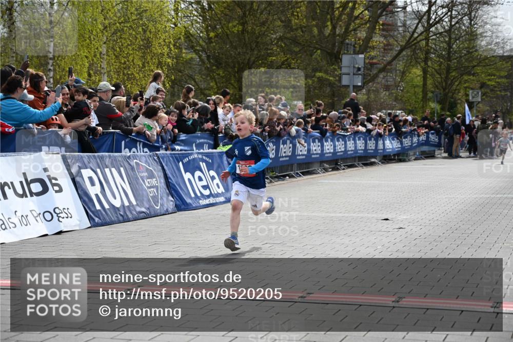 12.04.2026 - 45. Internationalen Wilhelmsburger Insellauf J. Mangold http://msf.ph/oto/9520205 12.04.2026 14:08:08 Ziel 15, 1508 meine-sportfotos.de