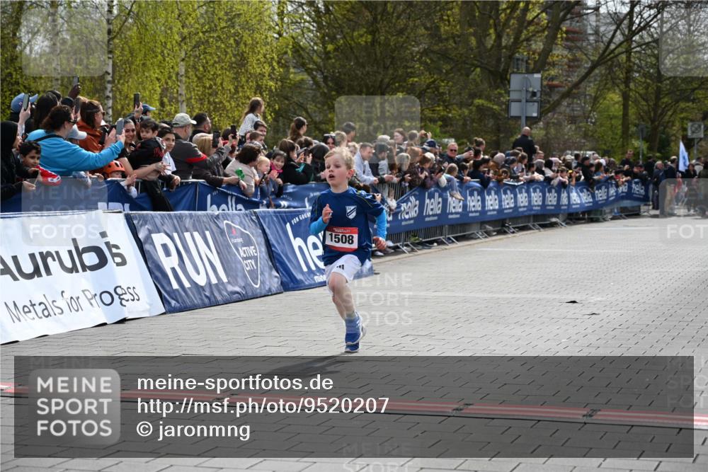 12.04.2026 - 45. Internationalen Wilhelmsburger Insellauf J. Mangold http://msf.ph/oto/9520207 12.04.2026 14:08:08 Ziel 15, 1508 meine-sportfotos.de