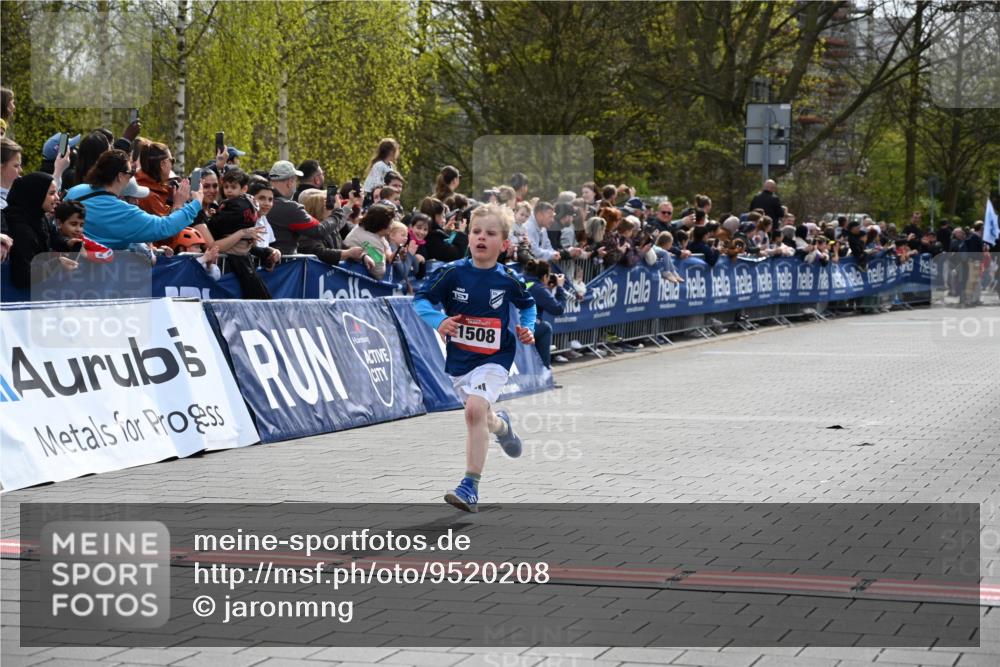 12.04.2026 - 45. Internationalen Wilhelmsburger Insellauf J. Mangold http://msf.ph/oto/9520208 12.04.2026 14:08:08 Ziel 15, 1508 meine-sportfotos.de