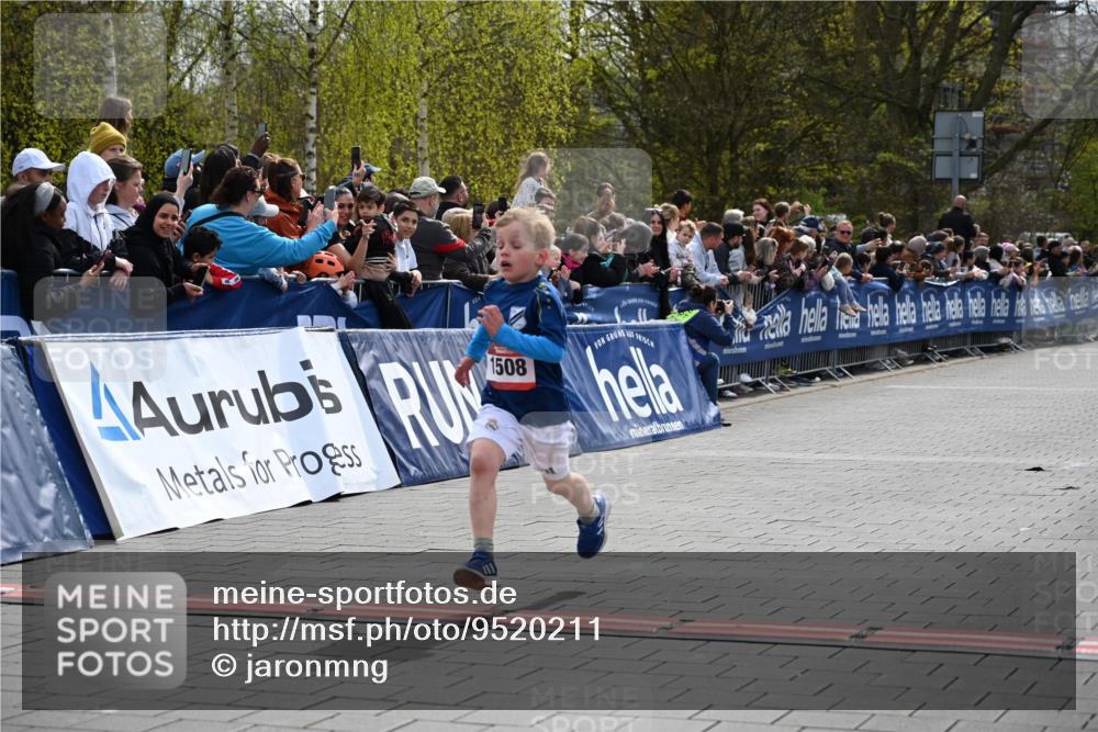 12.04.2026 - 45. Internationalen Wilhelmsburger Insellauf J. Mangold http://msf.ph/oto/9520211 12.04.2026 14:08:09 Ziel 15, 1508 meine-sportfotos.de