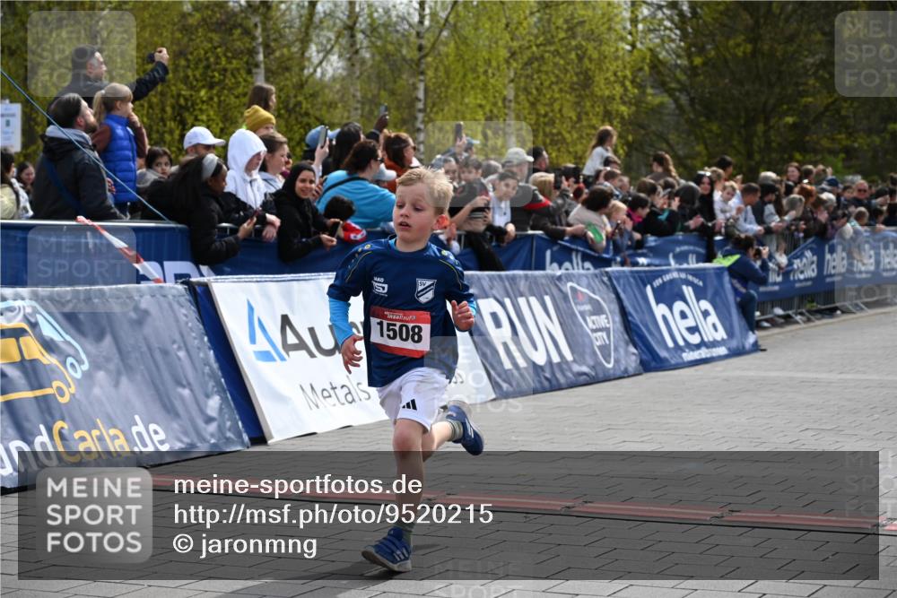 12.04.2026 - 45. Internationalen Wilhelmsburger Insellauf J. Mangold http://msf.ph/oto/9520215 12.04.2026 14:08:09 Ziel 15, 1508 meine-sportfotos.de