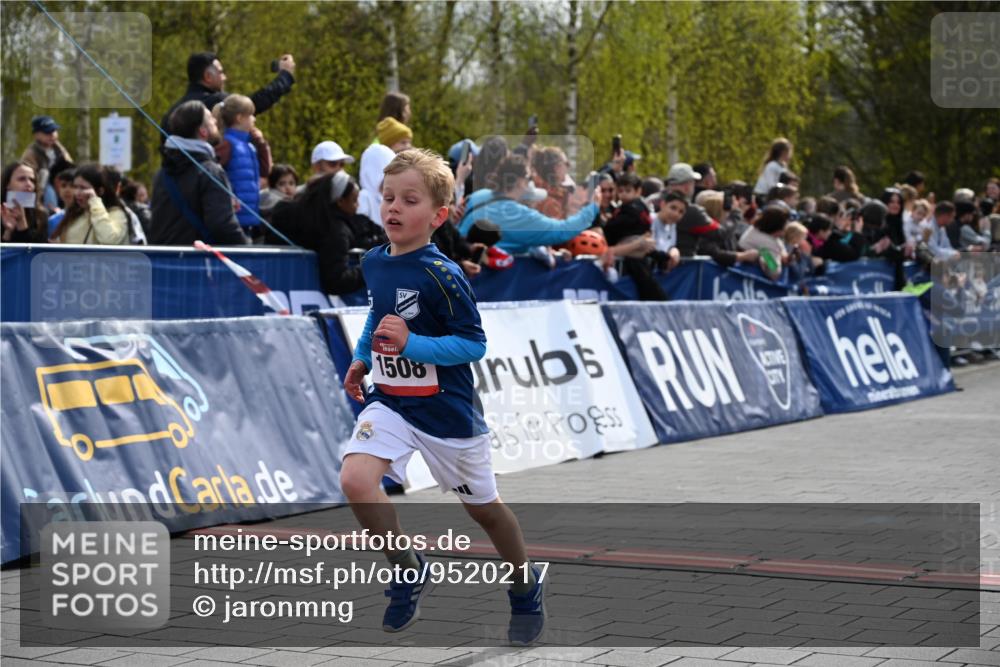 12.04.2026 - 45. Internationalen Wilhelmsburger Insellauf J. Mangold http://msf.ph/oto/9520217 12.04.2026 14:08:09 Ziel 15, 1508 meine-sportfotos.de
