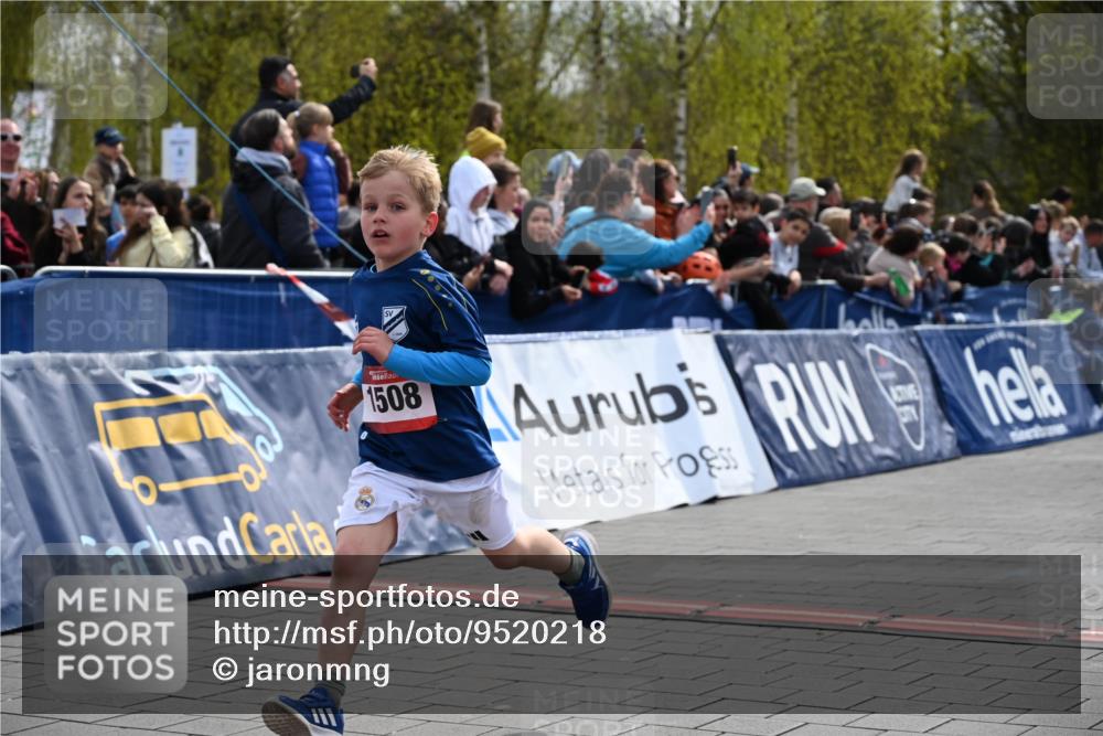 12.04.2026 - 45. Internationalen Wilhelmsburger Insellauf J. Mangold http://msf.ph/oto/9520218 12.04.2026 14:08:09 Ziel 15, 1508 meine-sportfotos.de