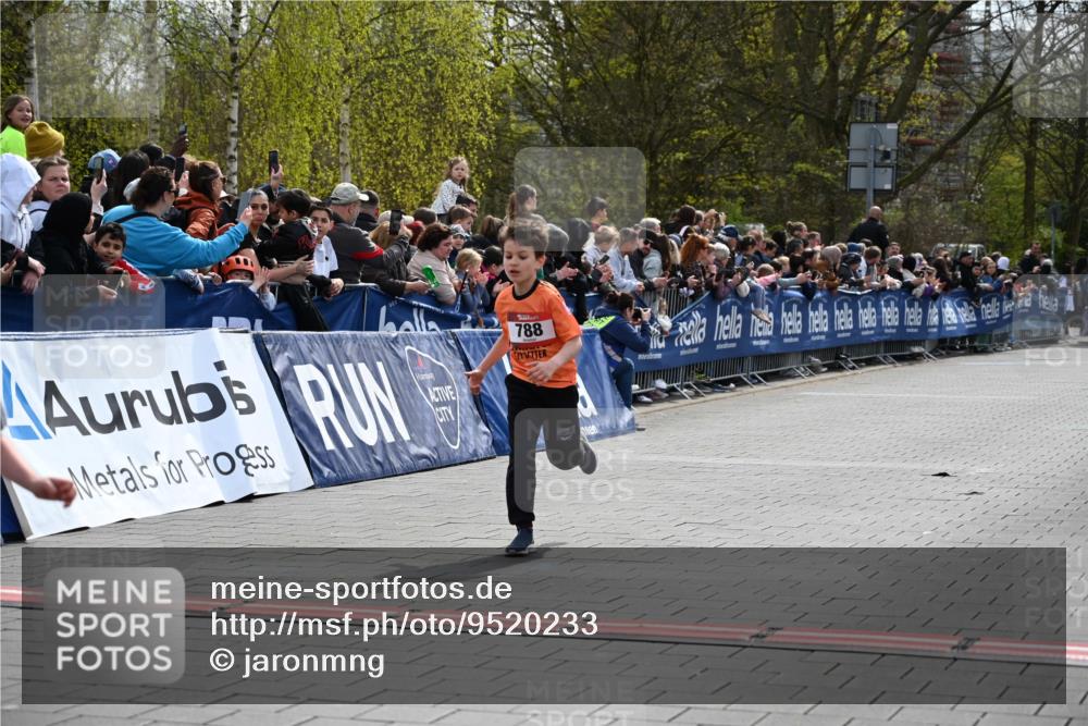 12.04.2026 - 45. Internationalen Wilhelmsburger Insellauf J. Mangold http://msf.ph/oto/9520233 12.04.2026 14:08:18 Ziel 1523, 788, 1510 meine-sportfotos.de