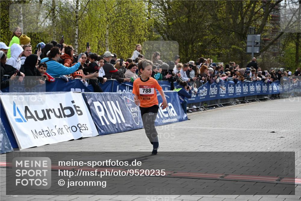 12.04.2026 - 45. Internationalen Wilhelmsburger Insellauf J. Mangold http://msf.ph/oto/9520235 12.04.2026 14:08:18 Ziel 1523, 788, 1510 meine-sportfotos.de