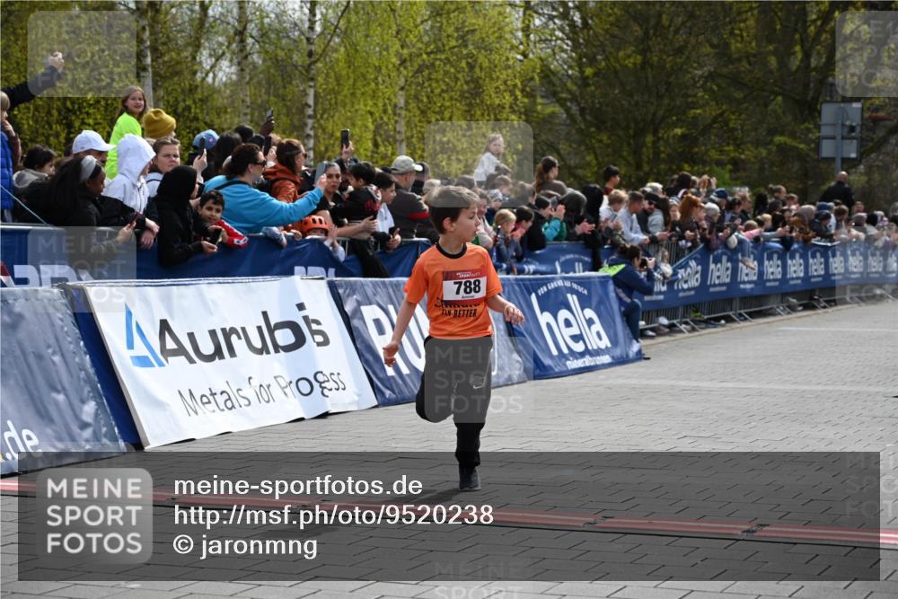 12.04.2026 - 45. Internationalen Wilhelmsburger Insellauf J. Mangold http://msf.ph/oto/9520238 12.04.2026 14:08:18 Ziel 1523, 788, 1510 meine-sportfotos.de