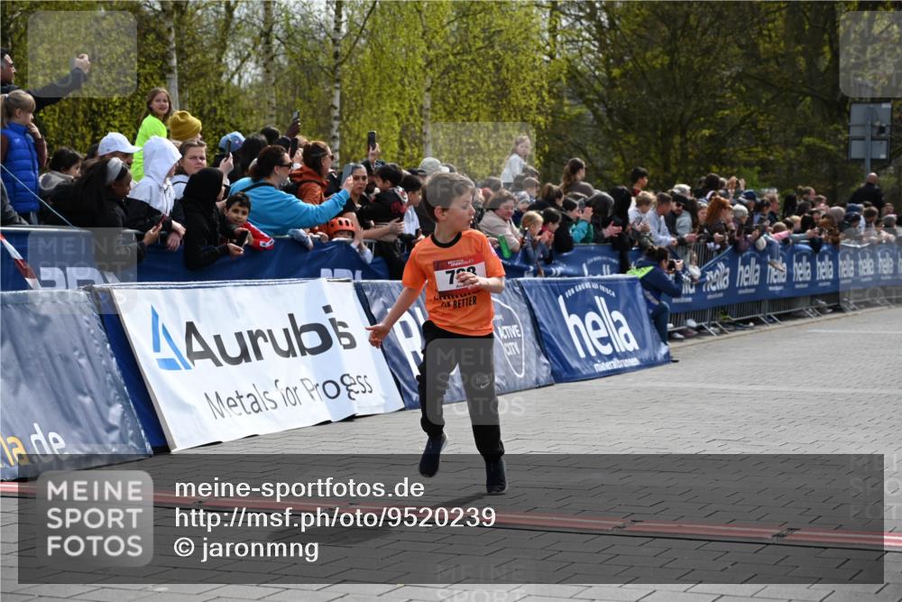 12.04.2026 - 45. Internationalen Wilhelmsburger Insellauf J. Mangold http://msf.ph/oto/9520239 12.04.2026 14:08:18 Ziel 1523, 788, 1510 meine-sportfotos.de