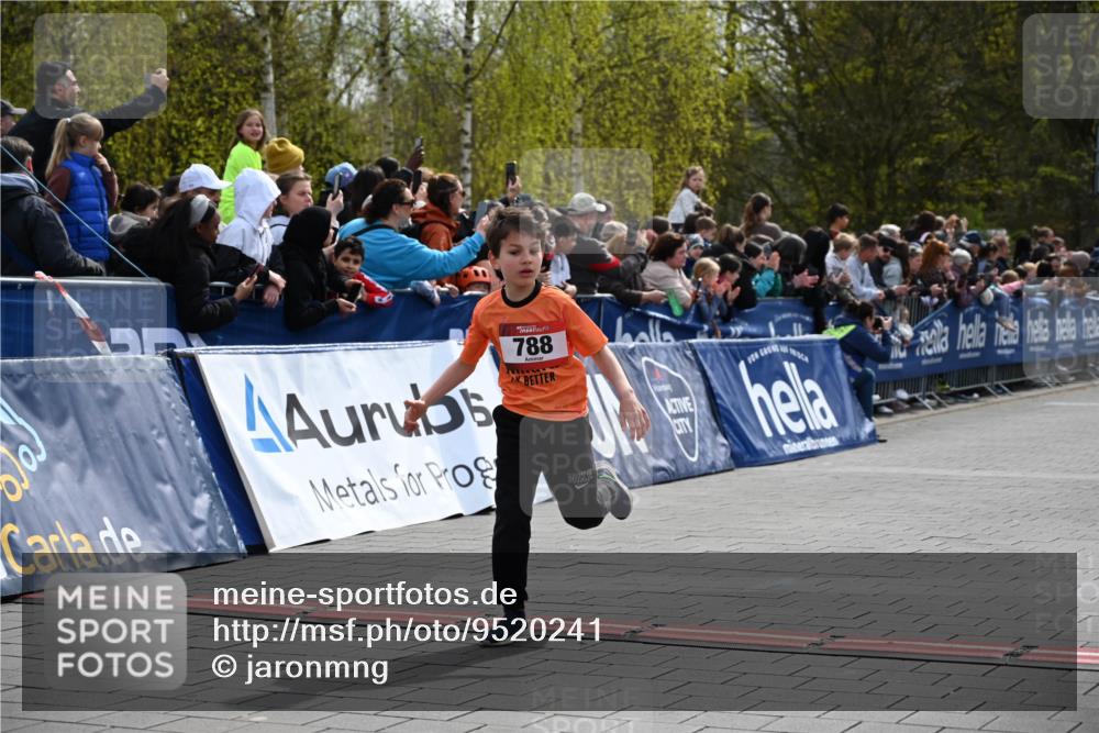 12.04.2026 - 45. Internationalen Wilhelmsburger Insellauf J. Mangold http://msf.ph/oto/9520241 12.04.2026 14:08:18 Ziel 1523, 788, 1510 meine-sportfotos.de