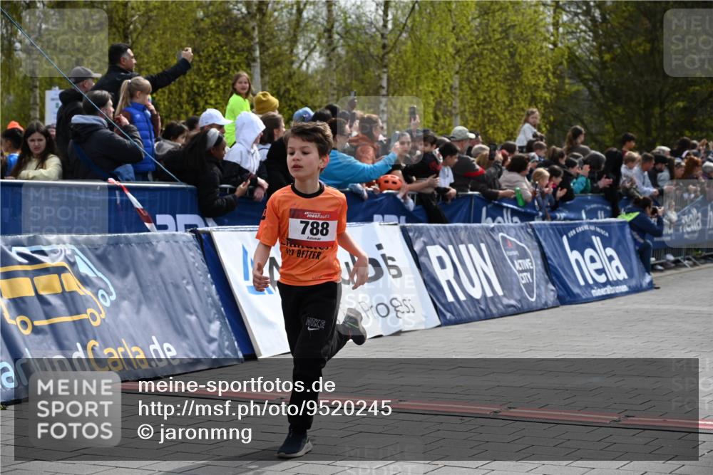 12.04.2026 - 45. Internationalen Wilhelmsburger Insellauf J. Mangold http://msf.ph/oto/9520245 12.04.2026 14:08:19 Ziel 1523, 788, 1510 meine-sportfotos.de