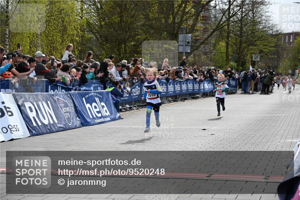12.04.2026 - 45. Internationalen Wilhelmsburger Insellauf J. Mangold http://msf.ph/oto/9520248 12.04.2026 14:08:21 Ziel 788, 1510, 1509 meine-sportfotos.de