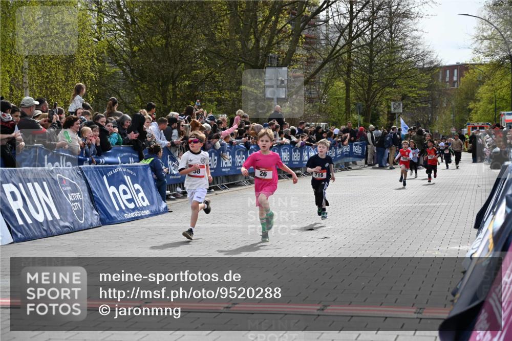 12.04.2026 - 45. Internationalen Wilhelmsburger Insellauf J. Mangold http://msf.ph/oto/9520288 12.04.2026 14:08:29 Ziel 1509, 58, 26, 716 meine-sportfotos.de